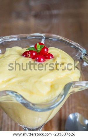 Vanilla cream dessert with vanilla bean and currant.