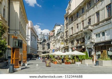 Bucharest, Romania - September 01: People Enjoy The First Day Of Autumn Downtown Lipscani Street On September 01, 2013 In Bucharest, Romania. Lipscani Is One Of The Most Busiest Streets Of Bucharest.