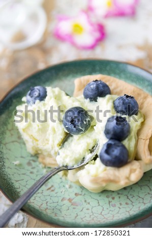 Bilberry break tart with cheese and flowers