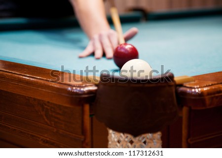 man plays billiards. The moment of breakdown of spheres