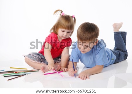 brother and the sister draw color pencils
