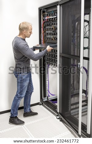IT consultant build network rack in datacenter