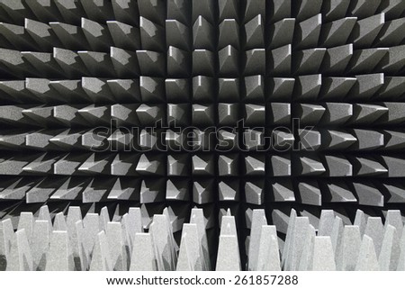 Anechoic wall for electromagnetic or sound chamber