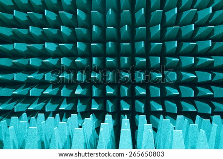 Anechoic wall for electromagnetic or sound chamber
