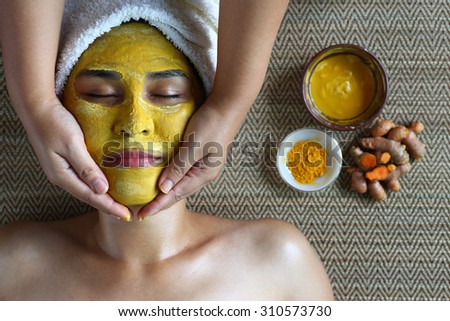 The mask with turmeric in spa.Turmeric is an herb that nourishes the skin and treat infections of the skin.