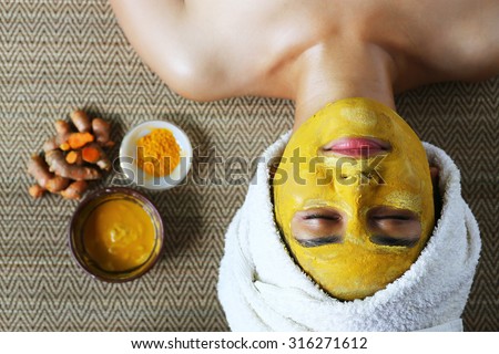 The mask with turmeric in spa.Turmeric is an herb that nourishes the skin and treat infections of the skin.