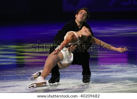 PARIS - OCTOBER 18: Jessica DUBE and Bryce DAVISON of Canada perform at the Gala event of the ISU Grand Prix Eric Bompard Trophy at Palais-Omnisports de Bercy October 18, 2009 in Paris, France.