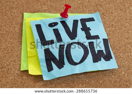 live now reminder on blue sticky note posted on cork board