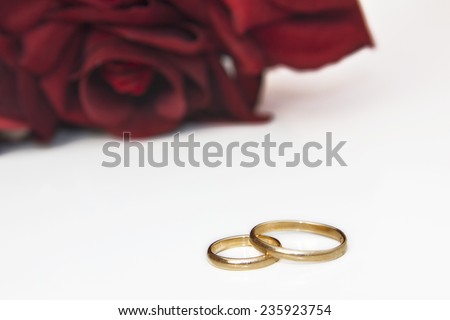 Wedding rings with red roses
