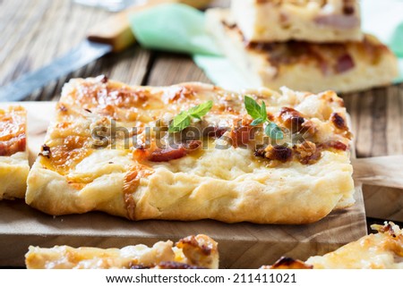 Flat bread with bacon, cauliflower and cheese