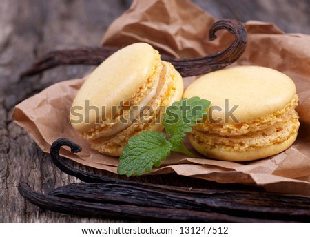 Macaroons with vanilla beans