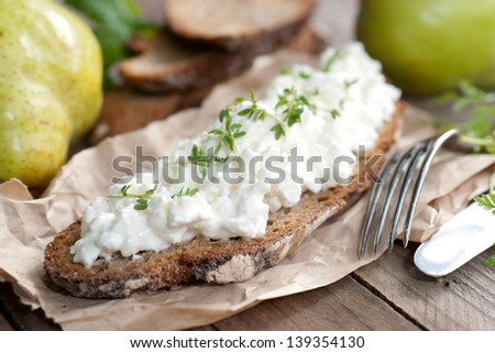 Bread with white cheese