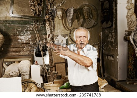 Old sculptor tells emotional story at his workshop