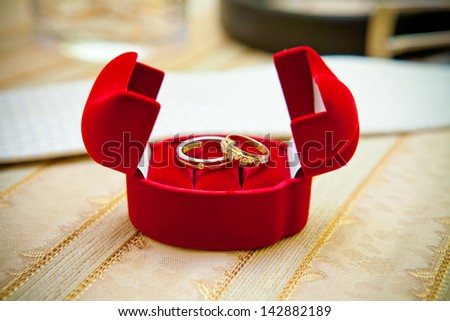 Velvet box with wedding rings