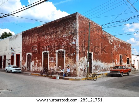 VALLADOLID, MEXICO - MARZ 23, 2014: locals in front of building. Old part od the city.