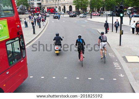 LONDON, ENGLAND - May 25, 2014: Bicycles in London traffic in may 25, 2014.
