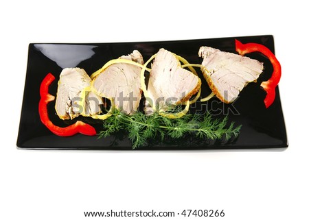 light roast tuna slices served on ceramic plate