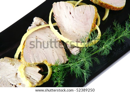 light roast tuna slices served on ceramic plate