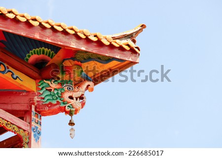 the roof corner of a Chinese traditional building with dragon and phoenix