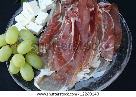 Prosciutto ham, goat´s-milk cheese and grapes