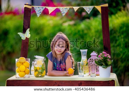 Girl stand at the lemonade stand