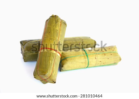 Packaging of banana leaves for Vietnamese steamed pork sausage