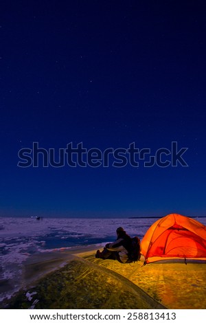 Tourists spend night on the ice