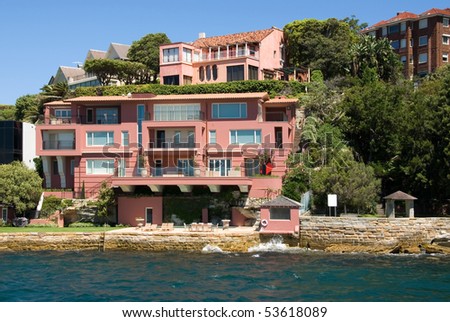 Luxury homes along the Sydney Harbour shoreline, Australia