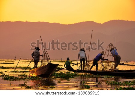 Fishermen In Inle Lakes Sunset, Myanmar. Fishermen Is Finish A Day Of Fishing In Inle Lake, Myanmar (Burma). Inle Is One Of The Most Favorite Tourist Places In Myanmar (Burma)
