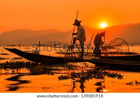 Fishermen In Inle Lakes Sunset, Myanmar. Fishermen Is Finish A Day Of Fishing In Inle Lake, Myanmar (Burma). Inle Is One Of The Most Favorite Tourist Places In Myanmar (Burma)