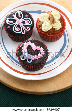 icing designs for cupcakes. cupcakes with icing design