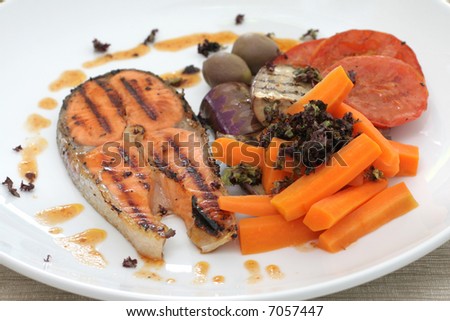 Pan seared salmon served with brinjal, carrots, sliced tomatoes and white wine