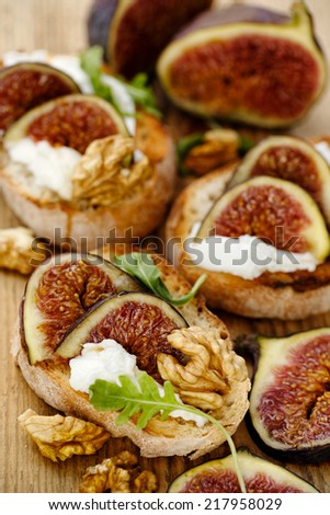 Crostini with fresh figs, goat cheese, walnuts and arugula