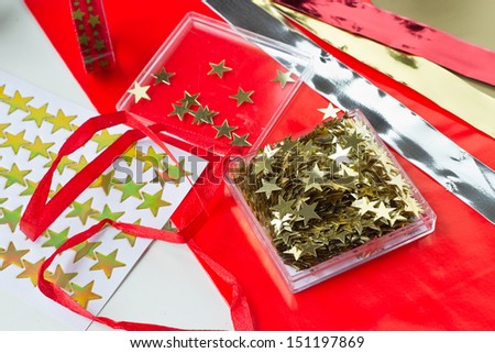 Christmas decoration with stars: paper, table stars, stickers, masking tape, bands.