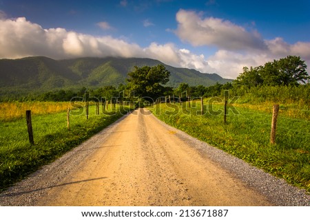 Dirt road at Cade\'s Cove , Great Smoky Mountains National Park, Tennessee.