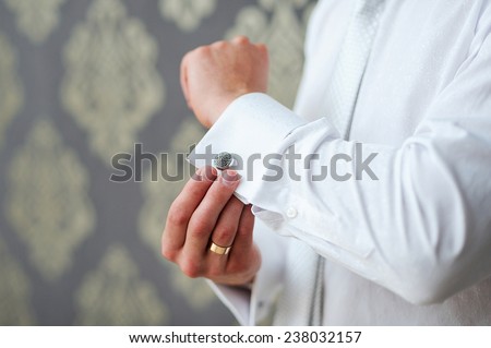 men wear cufflinks on a shirt sleeve
