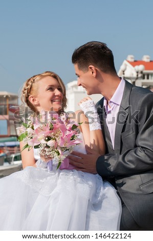Wedding couple Happy bride and groom embracing near sea loving newlywed couple together. beautiful couple in love woman in wedding dress and man in bridal marriage day at ocean. newlywed outdoors