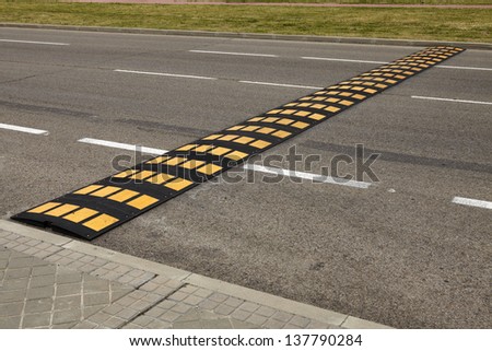 Band to reduce the speed of vehicles