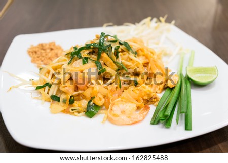 Fried Rice Stick Noodle with Shrimp (Pad Thai Goong Sod), thin rice noodles fried with tofu, vegetable, egg and peanuts