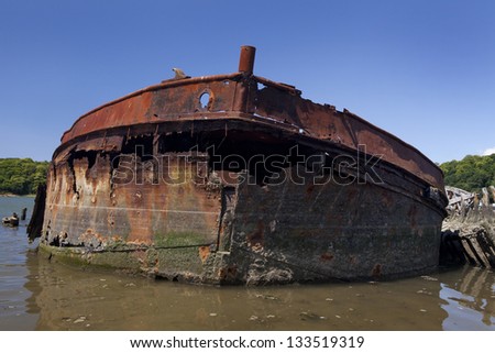 Abandoned old iron boat .       Old rusty iron boat stranded and abandoned in Kerhervy, Lorient, Brittany, France
