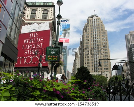 NEW YORK CITY - SEP 30: Historic Macy\'s Herald Square at 34th St in NYC on September 30, 2006.The store has been hosting the annual Thanksgiving Day Parade since 1924 and is a major holiday attraction