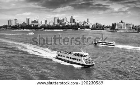 New York City. Boats and Ferries in transit between Manhattan and Brooklyn.