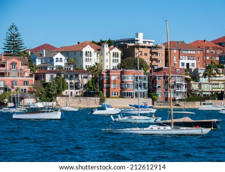 Sydney view from the ocean with boats and homes.