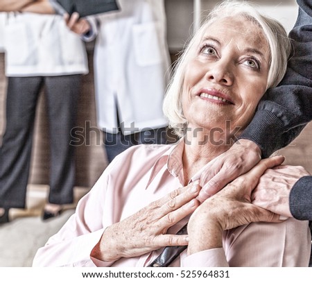 Nurse holding senior woman\'s hand in hospital. Healthcare concept.