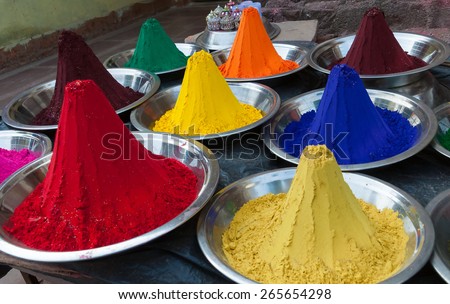 Color powder on the indian market in Orchha. India