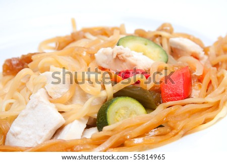 closeup chicken pasta meal with courgettes and red pepper