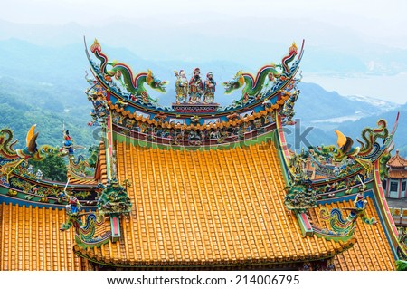 TAIWAN - JUNE 13 : Decoration on the rooftop on Taiwan temple The temple open to the public to watch And allowed to take photos in the temple no restriction in copy or use on june 13, 2014, Taiwan