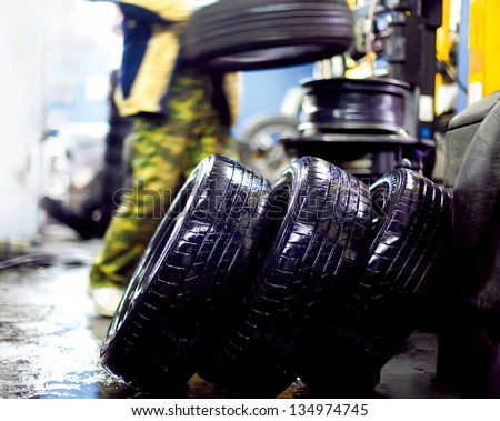Washing the wheels of the car in the tire service