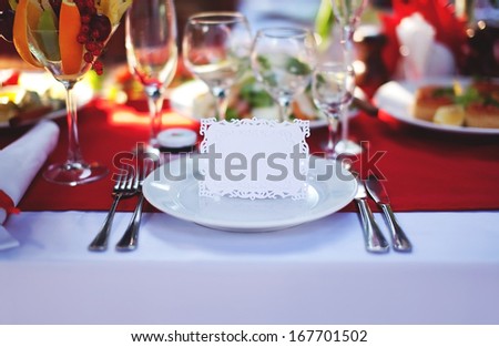 Beautifully decorated place at the table with the guest card