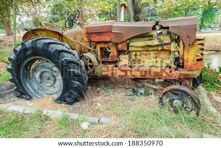 NAKORNPRATHOM - APRIL 18 : The old tractor is at exhibition square on April 18, 2014 in Faculty of Agriculture at Kamphaeng Saen Kasetsart University in Nakornprathom province ,Thailand.